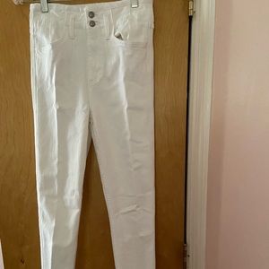 Rag&bone skinny jeans in white with 2 button detail at waist
